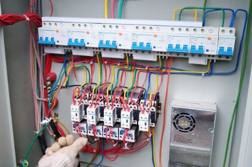 青岛电工维修电话电路维修跳闸灯具安装(图1)