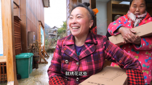 京东爱心年货送达贵州南猛村 600余件护眼灯具重点分发给老人、小孩、妇女(图4)