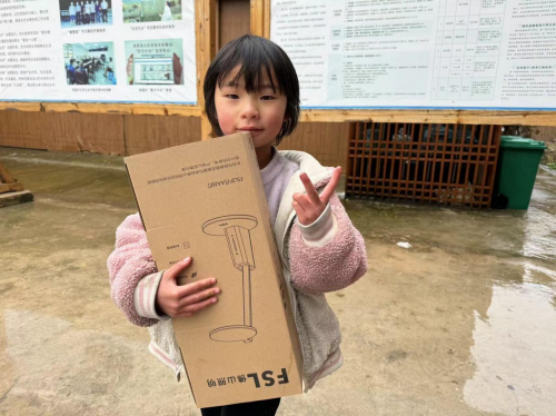 京东爱心年货送达贵州南猛村 600余件护眼灯具重点分发给老人、小孩、妇女(图2)